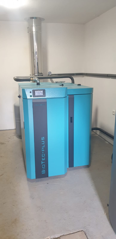 Kotel ocelový teplovodní kombinovaný na dřevo a pelety Centrometal BioTec-Plus 45 kW